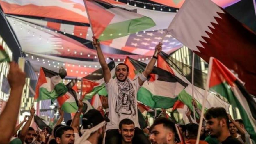Vídeo: Fanáticos del fútbol se solidarizan con palestinos en Catar