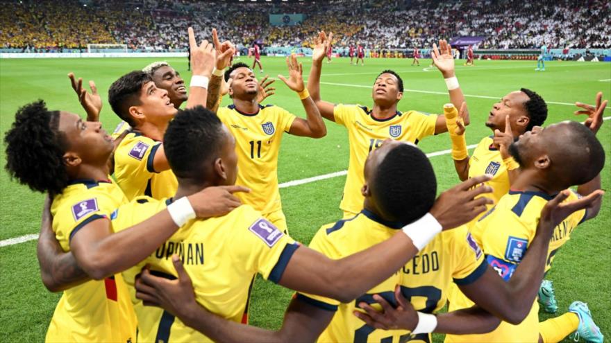 Futbolistas ecuatorianos celebran uno de sus goles ante Catar en el primer partido de la Copa Mundial, 20 de noviembre de 2022. 