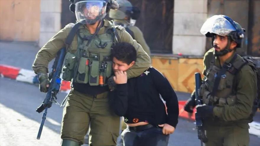 Soldados israelíes detienen a un niño palestino durante los enfrentamientos en la ciudad de Al-Jalil, en la Cisjordania ocupada. (Foto: Reuters)
