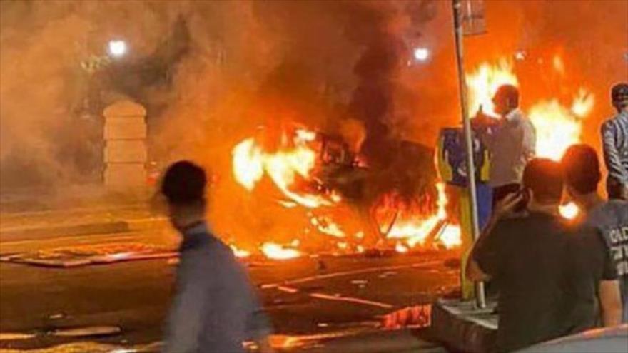 Un vehículo arde en llamas en medio de los disturbios en Irán.