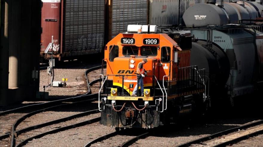 Un trabajador sube a una locomotora en un depósito ferroviario en Kansas, Texas, EE.UU., 14 de septiembre de 2022. (Foto: AP)