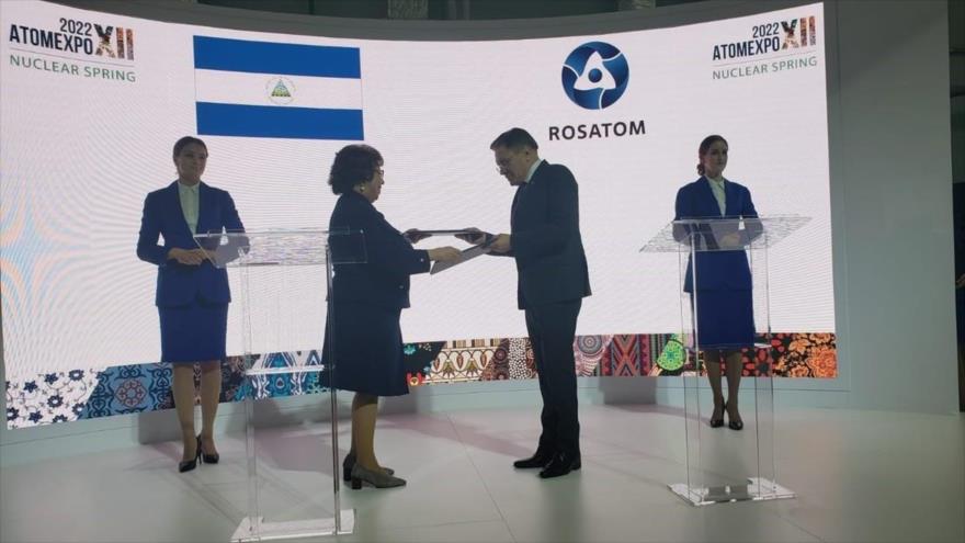 El director general de Rosatom, Alexéi Lijachov, y la embajadora de Nicaragua en Rusia, Alba Azucena Torres, 21 de noviembre de 2022. (Foto: AP)