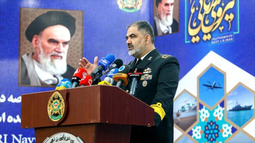 El comandante de la Fuerza Naval del Ejército de Irán, el contralmirante Shahram Iraní, habla en una rueda de prensa, 22 de noviembre de 2022.