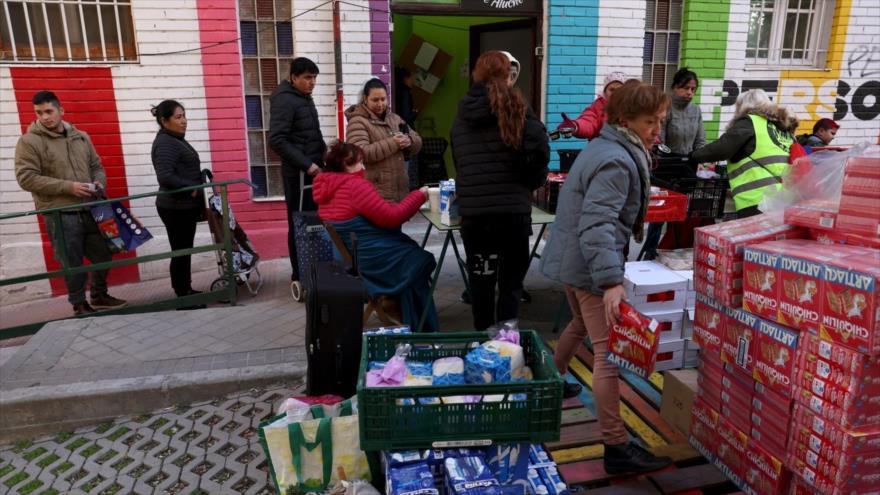 Gente hace cola para recibir comida junto a la asociación local del barrio de Aluche en Madrid, España, 19 de noviembre de 2022. (Foto: Getty Images)