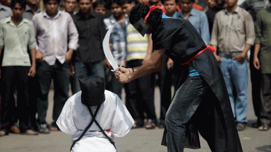 Una escena de ejecución simulada en un acto de protesta contra las decapitaciones en Arabia Saudí.