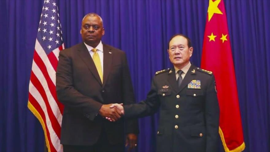 El ministro de Defensa chino, Wei Fenghe (dcha.), y su par de EE.UU., Lloyd Austin, en Siem Reap, Camboya, 22 de noviembre de 2022. (Foto vía Twitter)