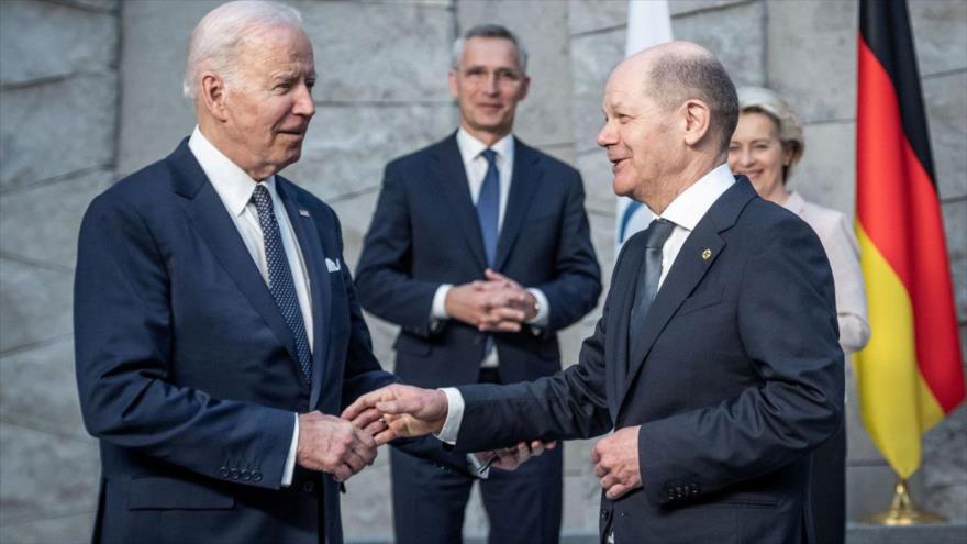 El canciller alemán, Olaf Scholz (dcha.), y el presidente estadounidense, Joe Biden, se reúnen antes de una cumbre del G7 en Bruselas, 24 de marzo de 2022. (Foto: Reuters)