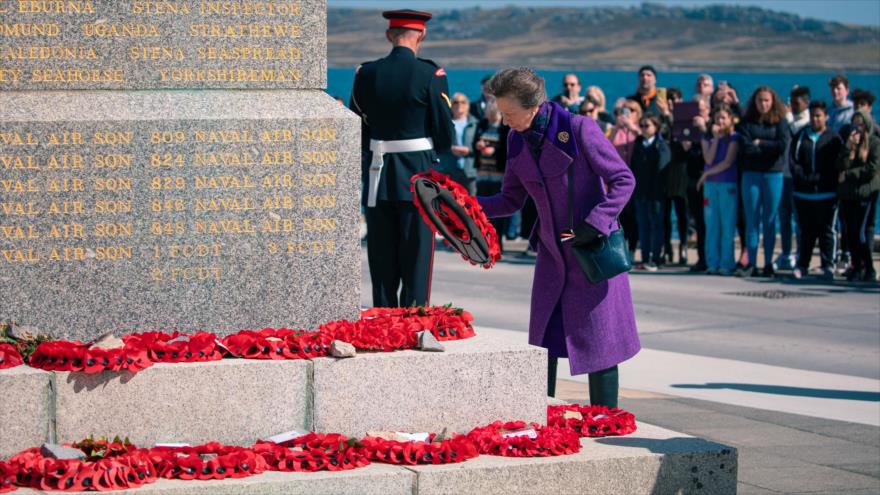 La princesa británica Ana coloca una ofrenda floral en el Monumento a la Liberación de 1982 en Port Stanley, 18 de noviembre de 2022.