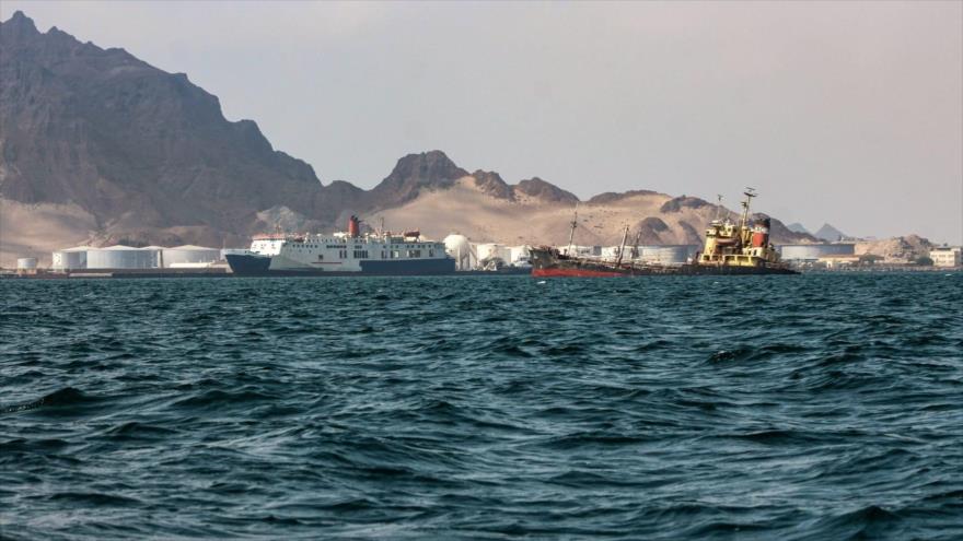 Un buque cisterna en el puerto de Al-Dhaba en la provincia de Hadhramaut, Yemen.