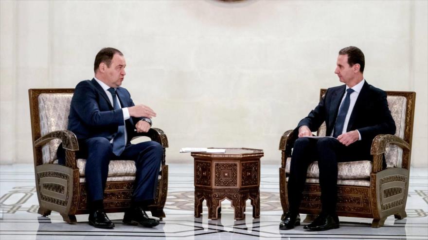 El presidente de Siria, Bashar al-Asad (dcha.), se reúne con el premier de Bielorrusia, Román Golóvchenko, en Damasco, 24 de noviembre de 2022.