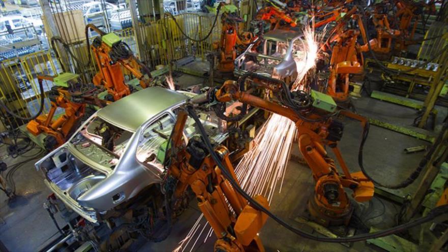 Los robots trabajan en una línea de producción del fabricante iraní de automóviles, Irán Jodro, en Teherán, la capital.