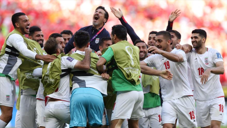 La selección nacional del fútbol de Irán celebra su victoria ante Gales en el Mundial de Catar, 25 de noviembre de 2022.