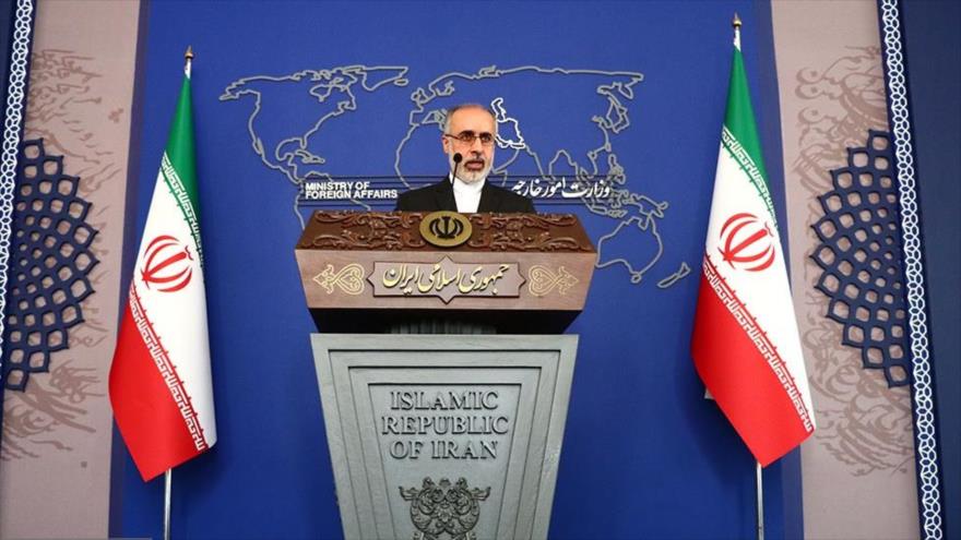 El portavoz de la Cancillería iraní, Naser Kanani, habla durante una rueda de prensa semanal, Teherán, 14 de noviembre de 2022. (Foto: Fars)
