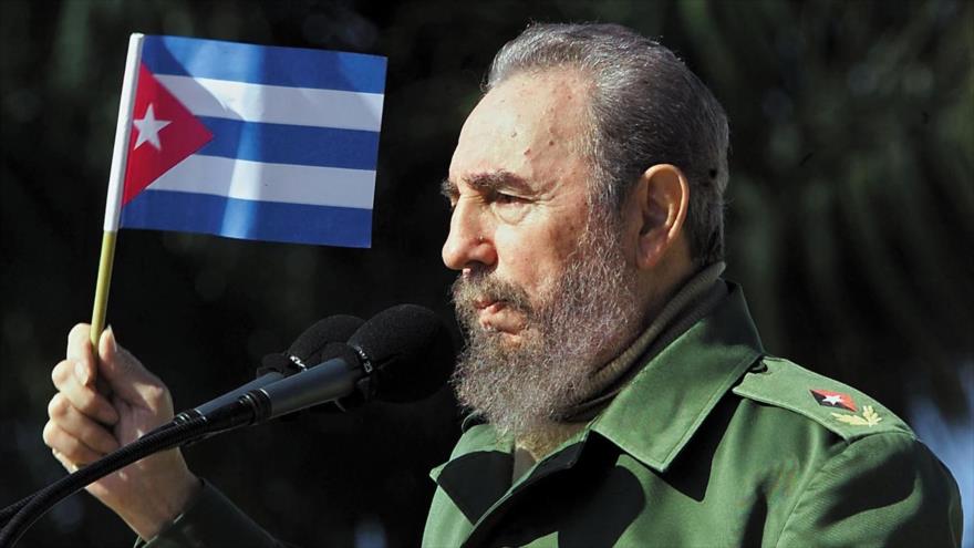 El expresidente cubano, Fidel Castro, ondea la bandera durante una visita, San José de las Lajas, Cuba, 27 de enero de 2001. (Foto: Getty Images)
