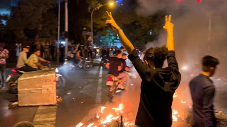 Disturbios en una calle en Teherán tras la muerte de Mahsa Amini, 19 de septiembre de 2022. 