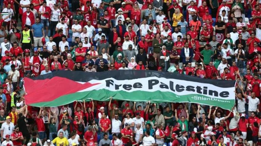Los fanáticos tunecinos muestran una bandera con el mensaje ‘Palestina libre’ en el Mundial de Catar, 26 de noviembre de 2022.