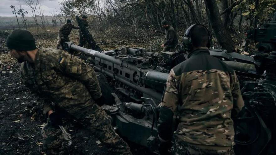 Soldados ucranianos reciben las piezas de artillería, de fabricación occidental, como los M777 enviados por el Pentágono.
