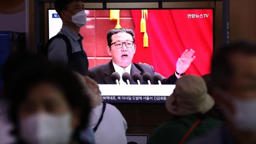 Una transmisión de televisión en la estación de tren de Seúl muestra al líder norcoreano, Kim Jong-un, 5 de junio de 2022. (Foto: Getty Images)