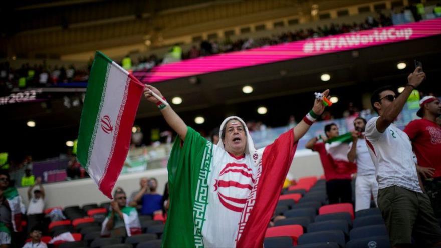 Un fanático sostiene una bandera iraní antes del partido entre Gales e Irán en la Copa Mundial, Catar, 25 de noviembre de 2022. (Foto: AP)