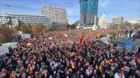 Miles de españoles protestan en Madrid y piden dimisión de Sánchez
