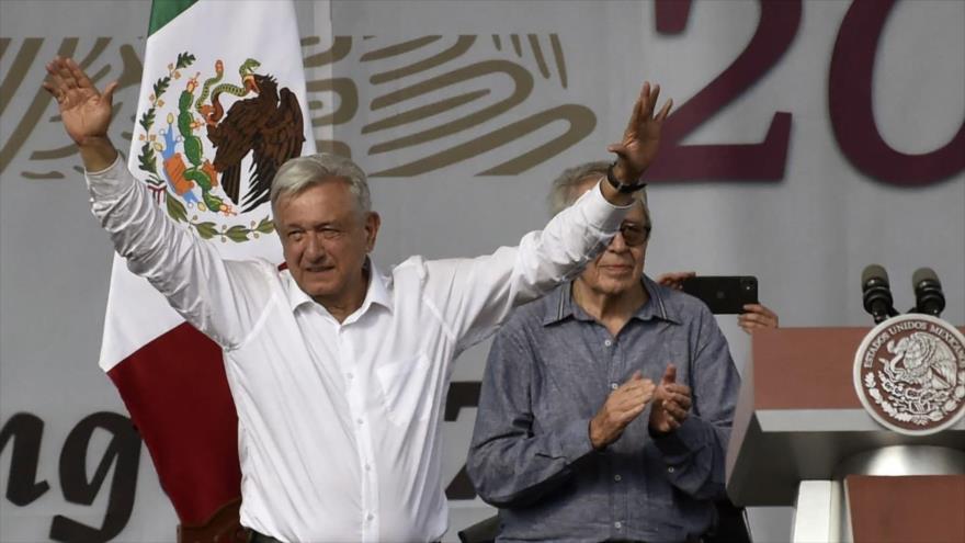 El presidente mexicano (izq.), saluda a la gente durante la Celebración de la Cuarta Transformación en México, 27 de noviembre de 2022. (Foto: Getty Images)