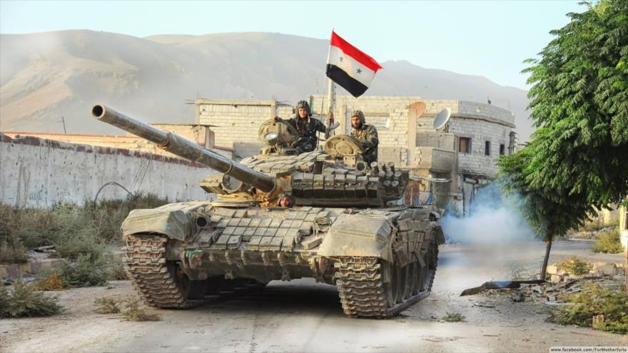 Fuerzas del Ejército Sirio en un tanque de batalla principal T-72 AV de segunda generación cerca de la frontera con Israel. 