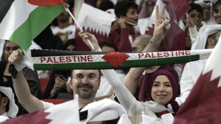 Hinchas agitan la bandera palestina en el partido inaugural entre Catar y Ecuador en el Mundial 2022. (Foto: AP)
