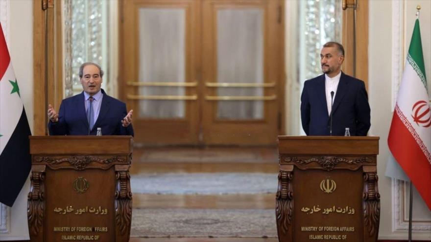 El canciller sirio, Faisal al-Miqdad (izda.), y su par iraní, Hosein Amir Abdolahian, en una conferencia de prensa, Teherán, 2 de noviembre de 2022.