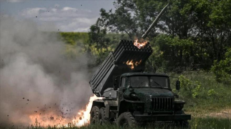 Tropas ucranianas disparan cohetes MLRS tierra-tierra hacia posiciones rusas en la región de Donbas, en el este de Ucrania, l 7 de junio de 2022. (Foto: AFP)
