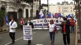 Sanitarios salen a las calles para exigir mejoras laborales en Perú