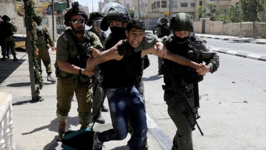 Fuerzas militares de Israel arrestan a un niño palestino la Cisjordania ocupada. 
