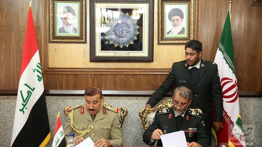 Los comandantes de los guardias fronterizas de Irán e Irak firman un memorándum de entendimiento, 29 de noviembre de 2022. 