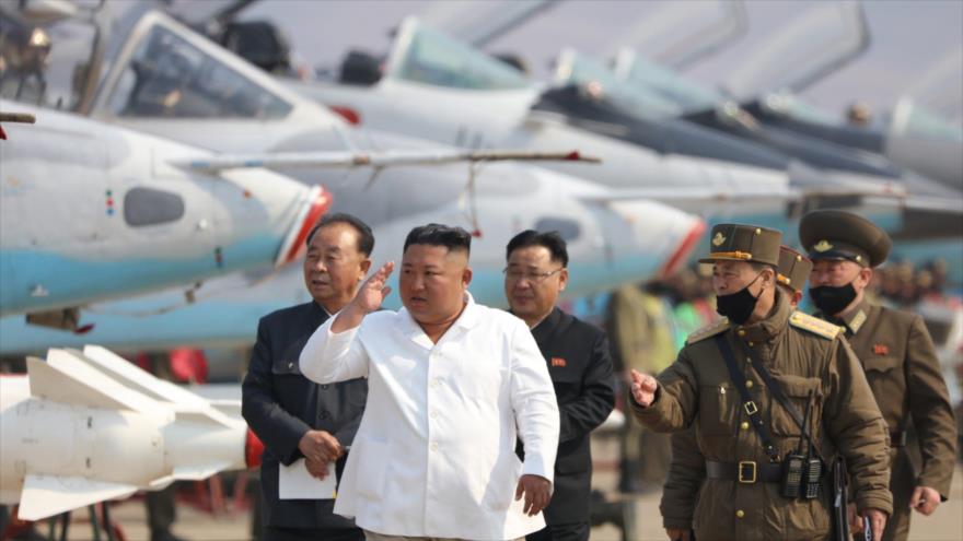 El líder norcoreano, Kim Jong-un, inspecciona aviones de combate. (Foto: KCNA)