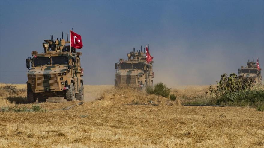 Vehículos militares turcos participan en una patrulla conjunta con EE.UU. en la aldea siria de al-Hashisha, 4 de octubre de 2019. (Foto: AFP)