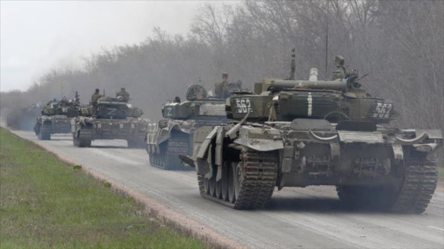 Tanques de tropas prorrusas conducen a lo largo de una carretera cerca de Mariupol, Ucrania, 17 de abril de 2022. (Foto: Reuters)