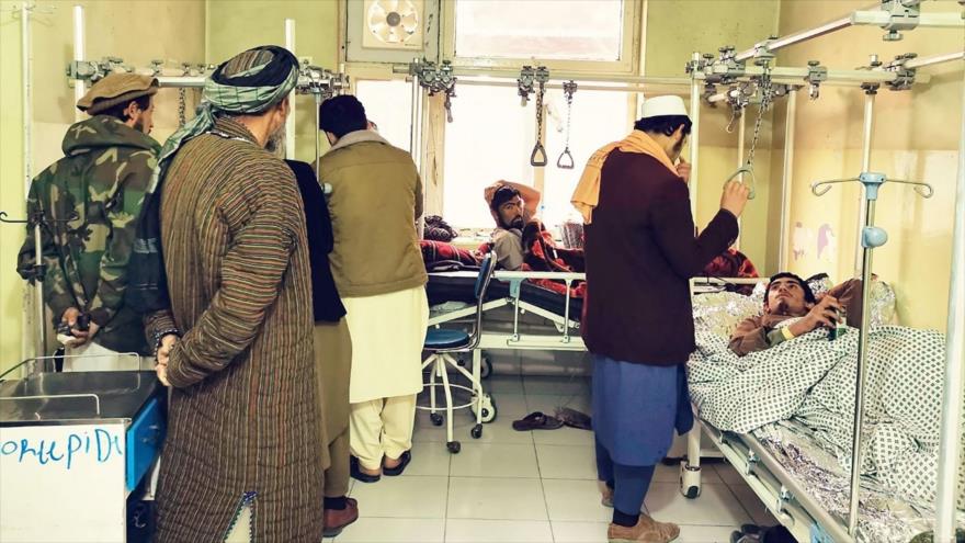 Hombres afganos heridos reciben tratamiento en un hospital tras una explosión en una madrasa en la ciudad de Aybak, 30 de noviembre de 2022. (Foto: AFP)
