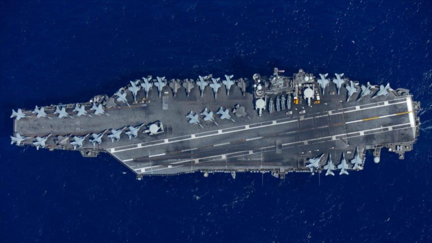 Portaaviones USS Abraham Lincoln (CVN-72) navega en formación durante un desfile, 28 de julio de 2022. 