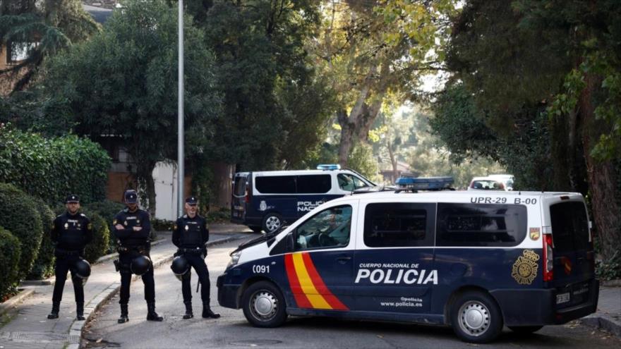 Policías bloquean una calle tras la explosión de una carta bomba en la embajada de Ucrania en Madrid, 30 de noviembre de 2022. (Foto: AFP)