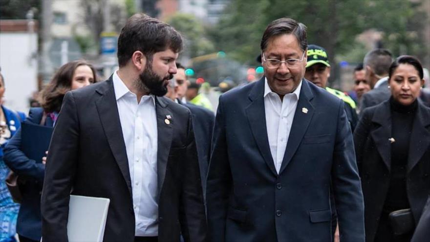 Luis Arce (dch.) con Gabriel Boric, cuando ambos asistieron a la posesión de Gustavo Petro en Colombia, 7 de agosto de 2022. (Foto: AFP)

