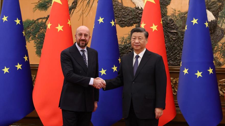 El presidente chino, Xi Jinping (dcha.) junto al presidente del Consejo Europeo, Charles Michel, en Pekín, 1 de diciembre de 2022.