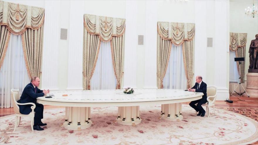 El presidente de Rusia, Vladímir Putin (izda.), y el canciller de Alemania, Olaf Scholz, durante una reunión en Kremlin. 