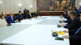 Presidente Maduro sostiene reunión con un sector de la oposición