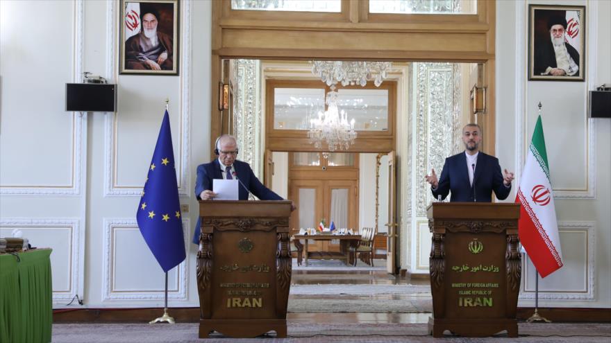 El canciller de Irán, Hosein Amir Abdolahian (drcha.), y el jefe de la Diplomacia de UE, Josep Borrell, en Teherán, 25 de junio de 2022. (Foto: mfa.ir)
