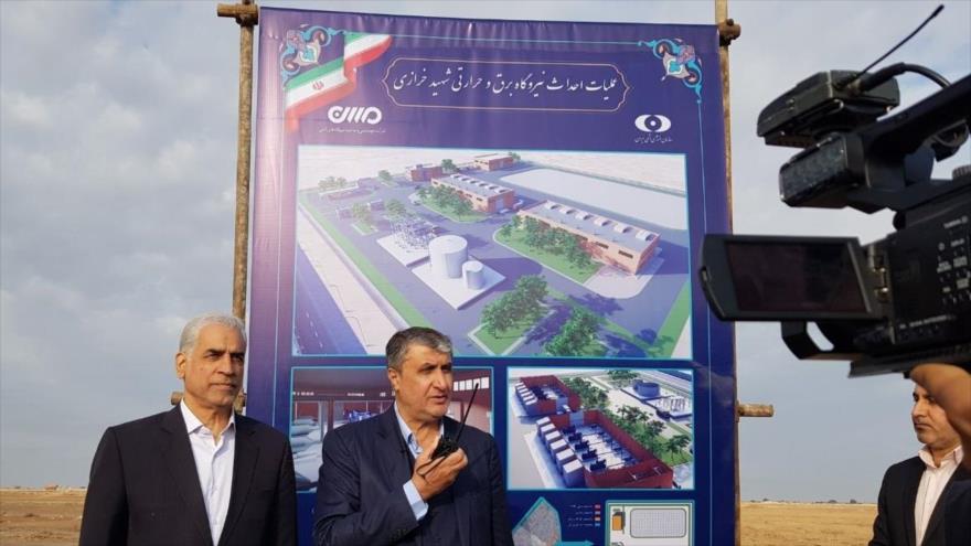 El jefe de la OEAI, Mohamad Eslami (dcha.), inaugura la operación de construcción de una planta nuclear en Juzestán, 3 de diciembre de 2022.