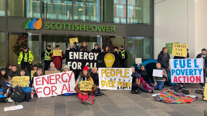 Vídeo: Activistas británicos protestan contra alto costo de energía
