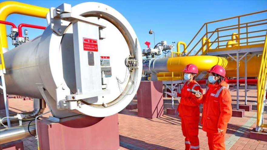 Técnicos de Oil & Gas Piping Network Corporation (PipeChina) inspeccionan el gasoducto de gas natural de ruta este China-Rusia en una estación de distribución de gas de China, 1 de noviembre de 2022. (Foto: Getty Images)
