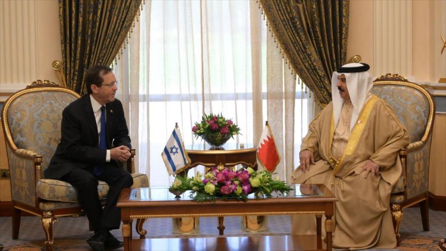 El presidente del régimen israelí, Isaac Herzog (izda.), reunido con el rey bareiní, Hamad bin Isa Al Jalifa, en Manamá, 4 de diciembre de 2022. 