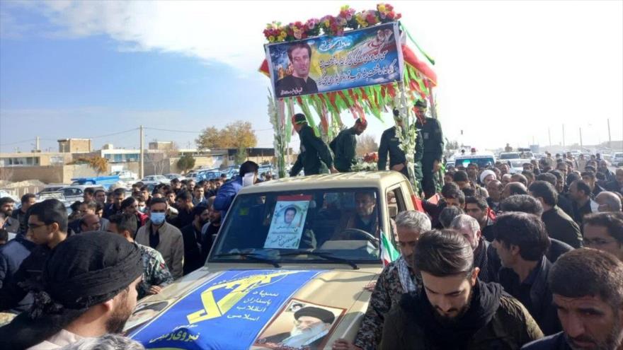Cientos de personas asisten al funeral de Reza Dastani, miembro de la Fuerza de Resistencia Popular (Basich), en la provincia de Isfahán.