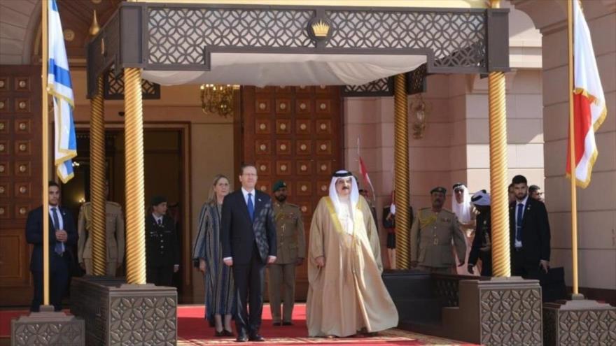 El rey bareiní, Hamad bin Isa Al Jalifa, (dcha.) recibe al presidente del régimen de Israel, Isaac Herzog, Manama, 4 de diciembre de 2022. (Foto: Getty Images)