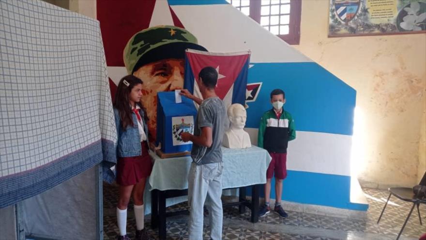 Un cubano ejerce su derecho a voto en la segunda vuelta de las elecciones municipales del país, 4 de diciembre de 2022.